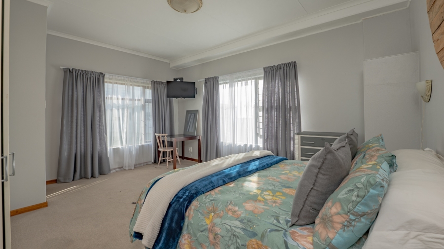 4 Bedroom Property for Sale in Struisbaai Western Cape